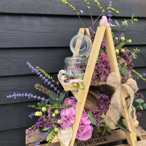 Bloemstuk op Houten Voet – Zacht en Natuurlijk