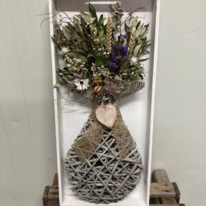 Droogbloemen in Rotan Vaas – Wanddecoratie in Houten Kist