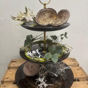 Drielaagse Etagère met Gouden Walnoten en Droogbloemen
