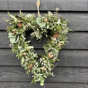 Groen Bloemenhart met Gipskruid en Houten Accenten