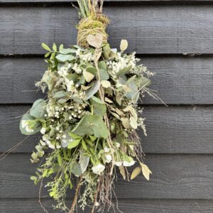 Hangende Toef met Groen Eucalyptusboeket en Witte Bloesem